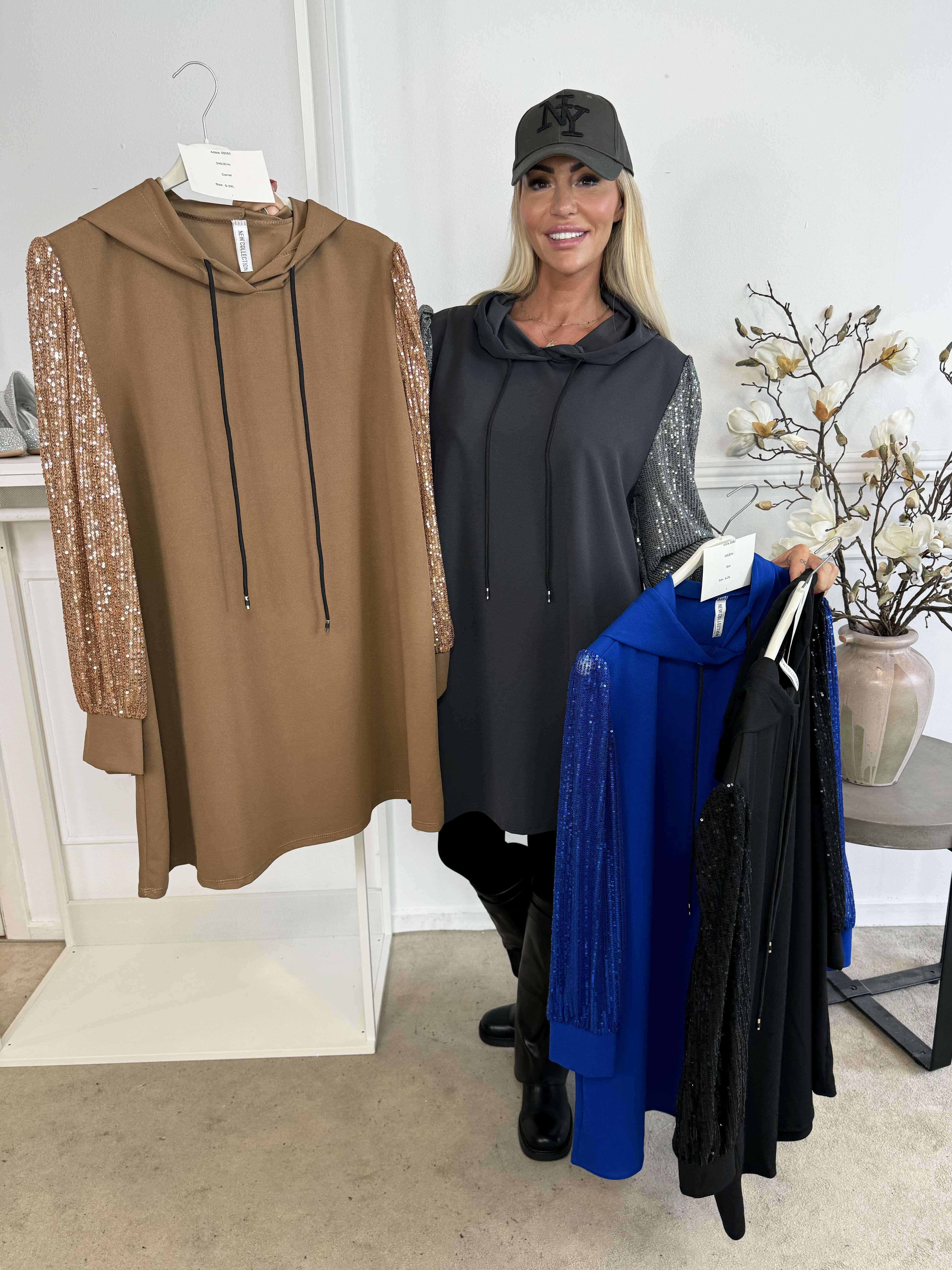 Adara - Ensfarvet hoodiekjole med pailletærmer